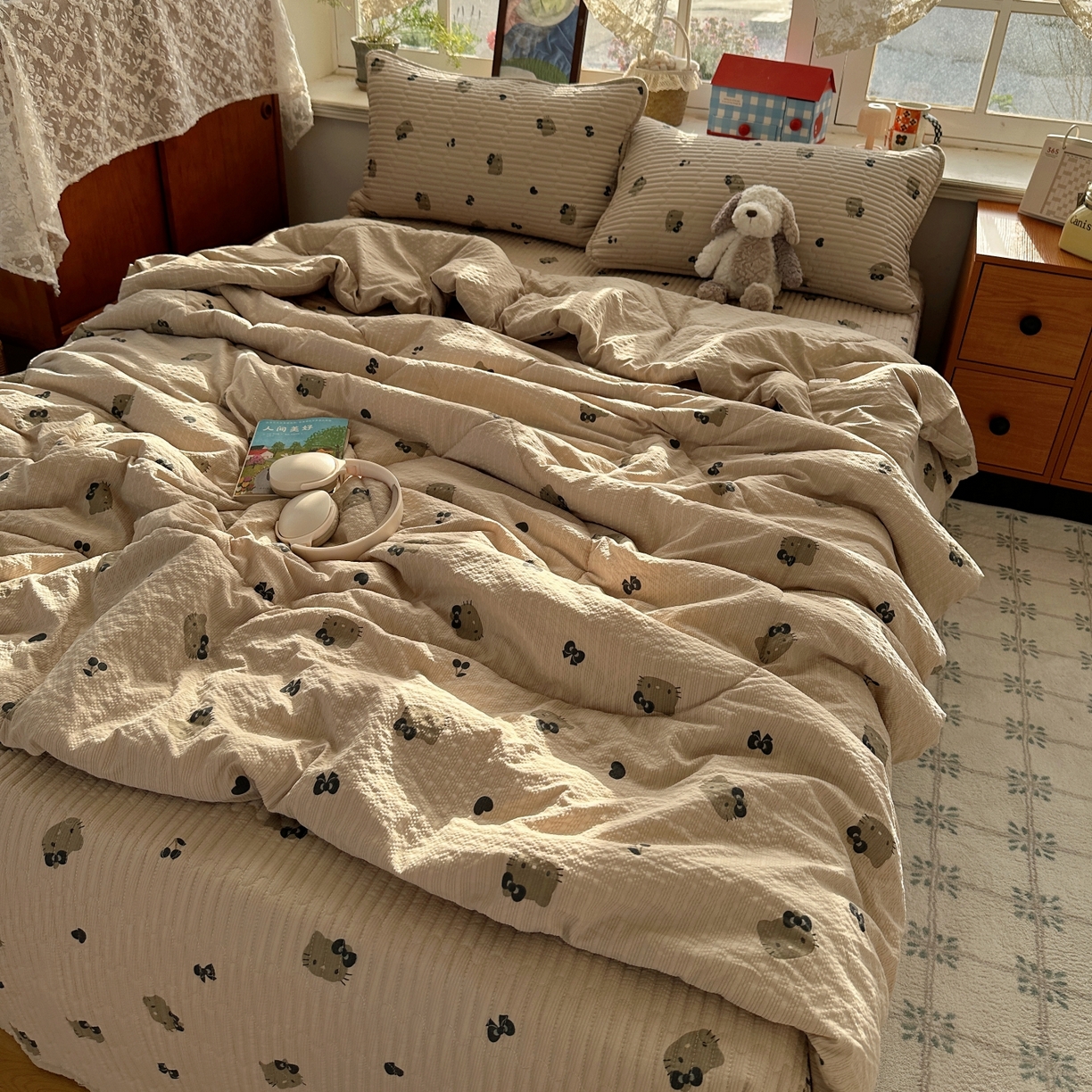 91家纺网 家纺一手货源 找家纺 初念 2026新款高品质A类泡芙纱床盖夏被四件套-青提系列（晚风渐热，温柔续夏） 青提-咖啡小猫