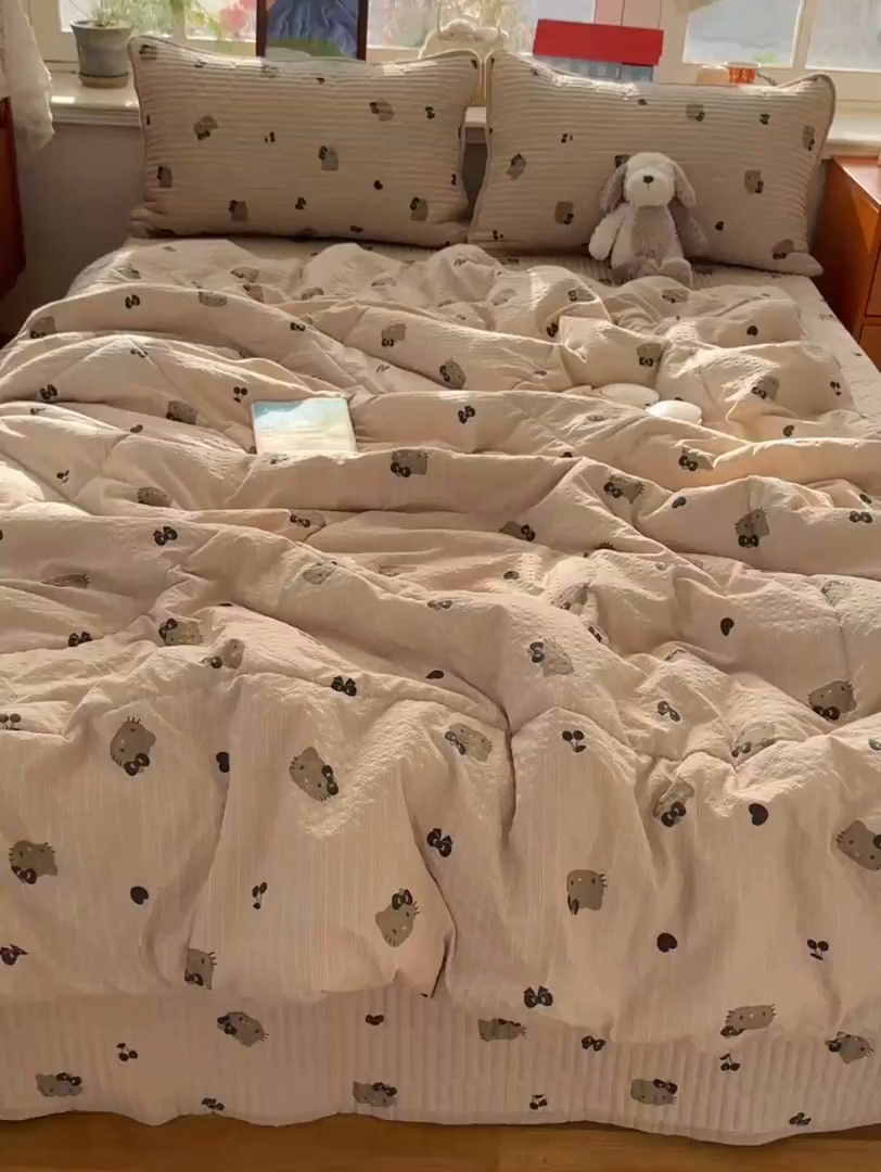 91家纺网 家纺一手货源 找家纺 初念 2026新款高品质A类泡芙纱床盖夏被四件套-青提系列（晚风渐热，温柔续夏） 青提-咖啡小猫