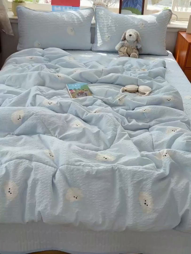 91家纺网 家纺一手货源 找家纺 初念 2026新款高品质A类泡芙纱床盖夏被四件套-青提系列（晚风渐热，温柔续夏） 青提-蓝领结狗