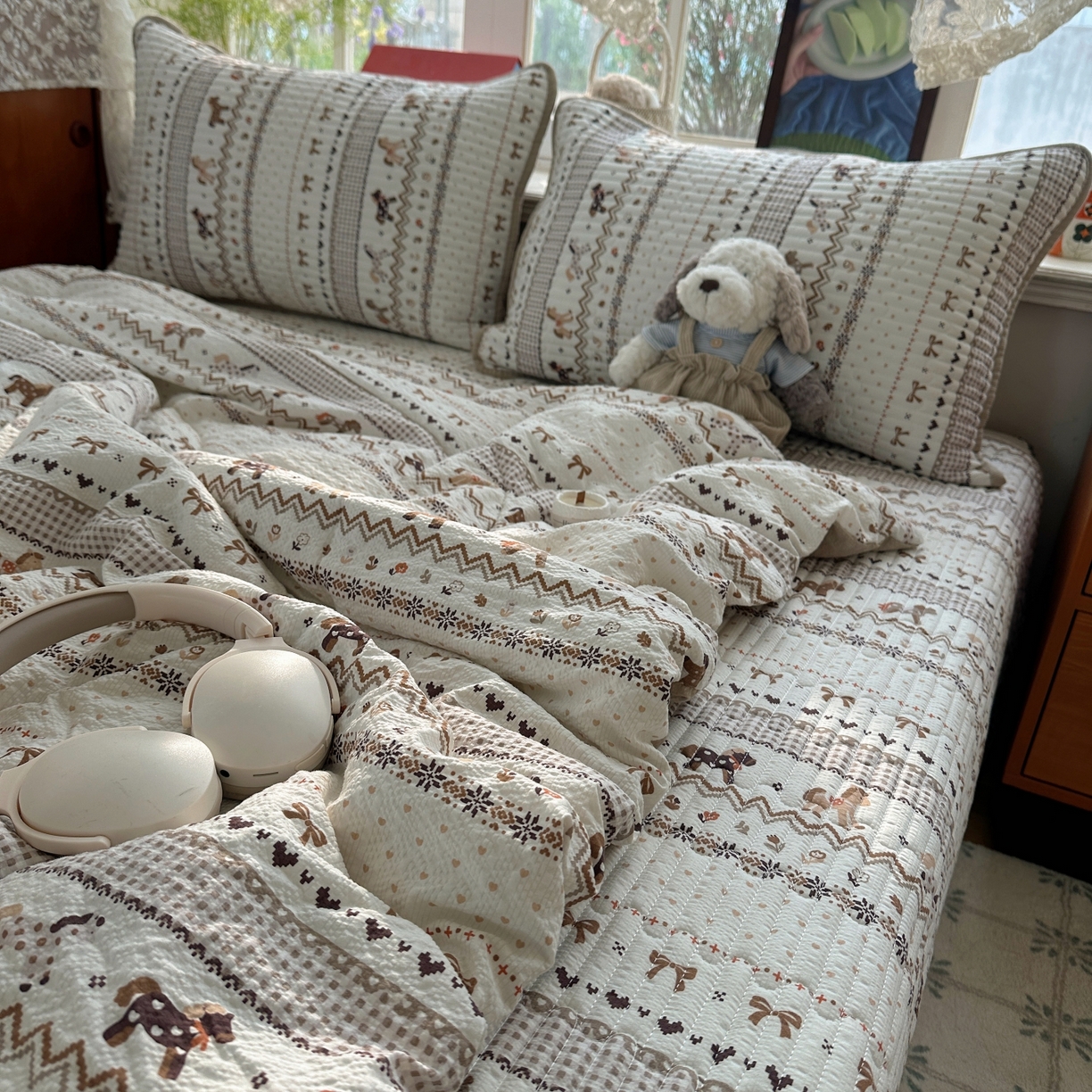 91家纺网 家纺一手货源 找家纺 初念 2026新款高品质A类泡芙纱床盖夏被四件套-青提系列（晚风渐热，温柔续夏） 青提-栗色木马纹