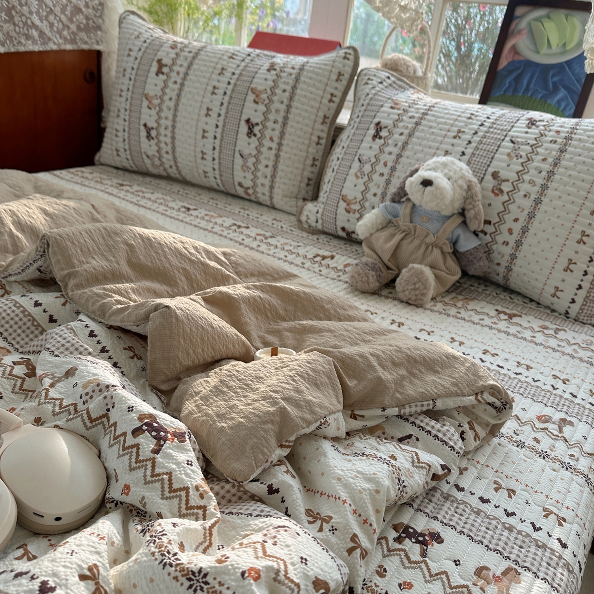 91家纺网 家纺一手货源 找家纺 初念 2026新款高品质A类泡芙纱床盖夏被四件套-青提系列（晚风渐热，温柔续夏） 青提-栗色木马纹