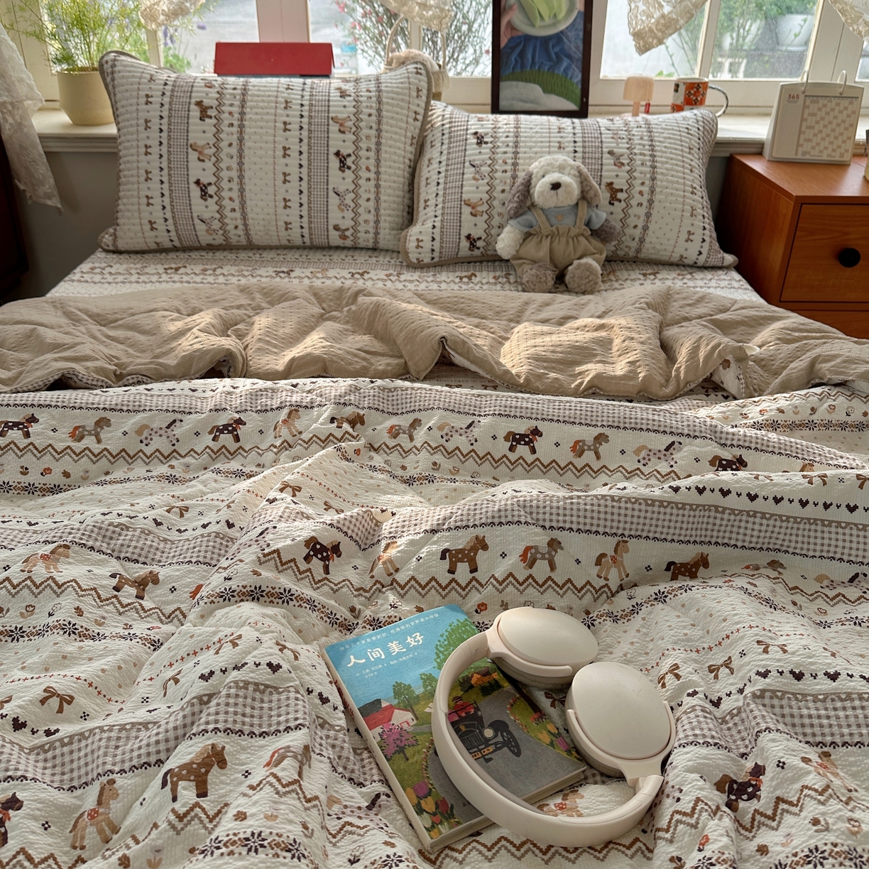 91家纺网 家纺一手货源 找家纺 初念 2026新款高品质A类泡芙纱床盖夏被四件套-青提系列（晚风渐热，温柔续夏） 青提-栗色木马纹