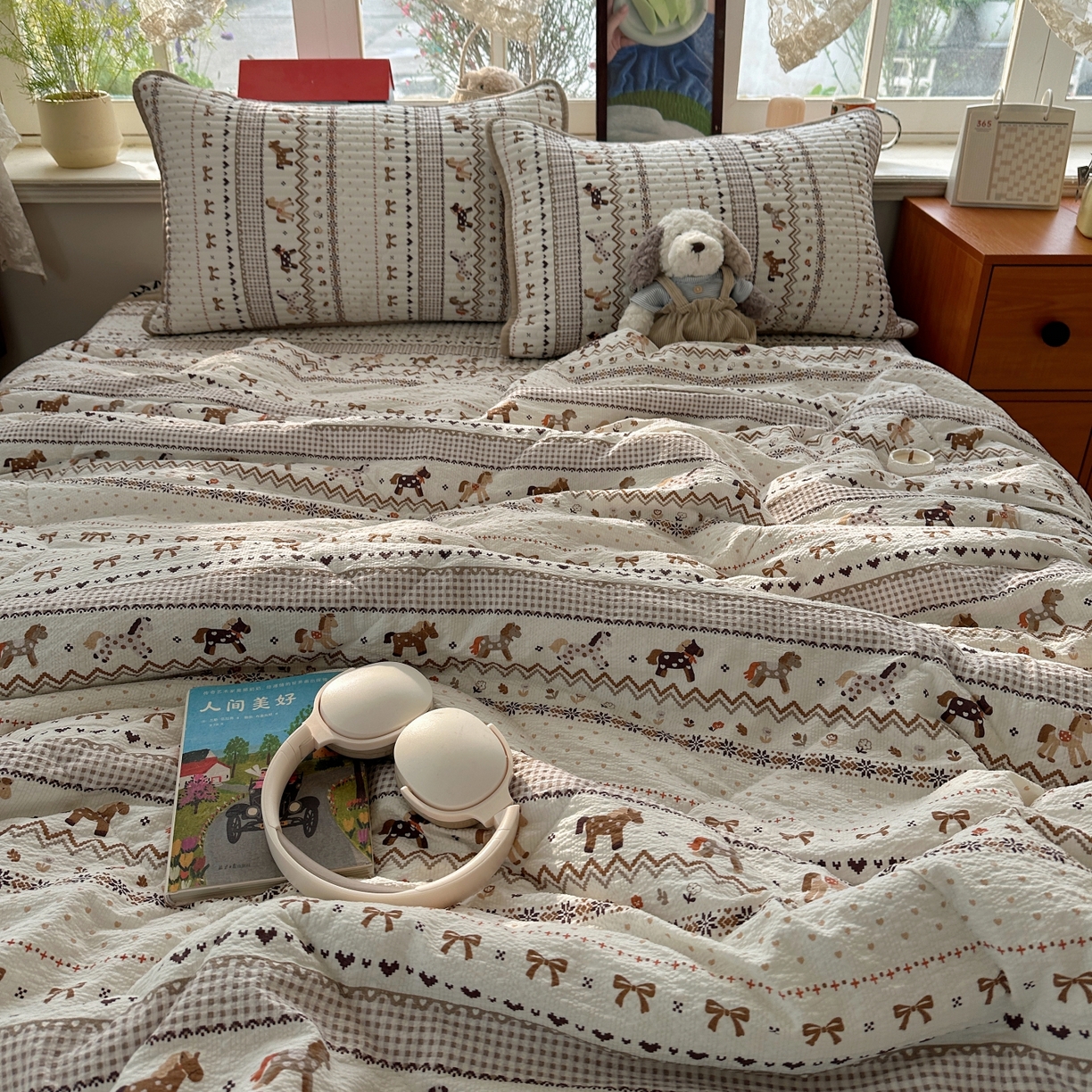 91家纺网 家纺一手货源 找家纺 初念 2026新款高品质A类泡芙纱床盖夏被四件套-青提系列（晚风渐热，温柔续夏） 青提-栗色木马纹