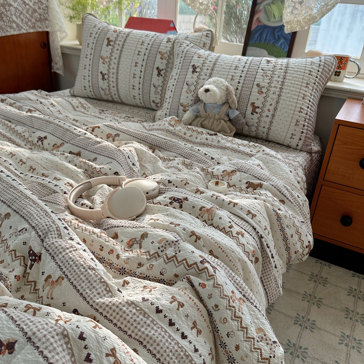 91家纺网 家纺一手货源 找家纺 初念 2026新款高品质A类泡芙纱床盖夏被四件套-青提系列（晚风渐热，温柔续夏） 青提-栗色木马纹