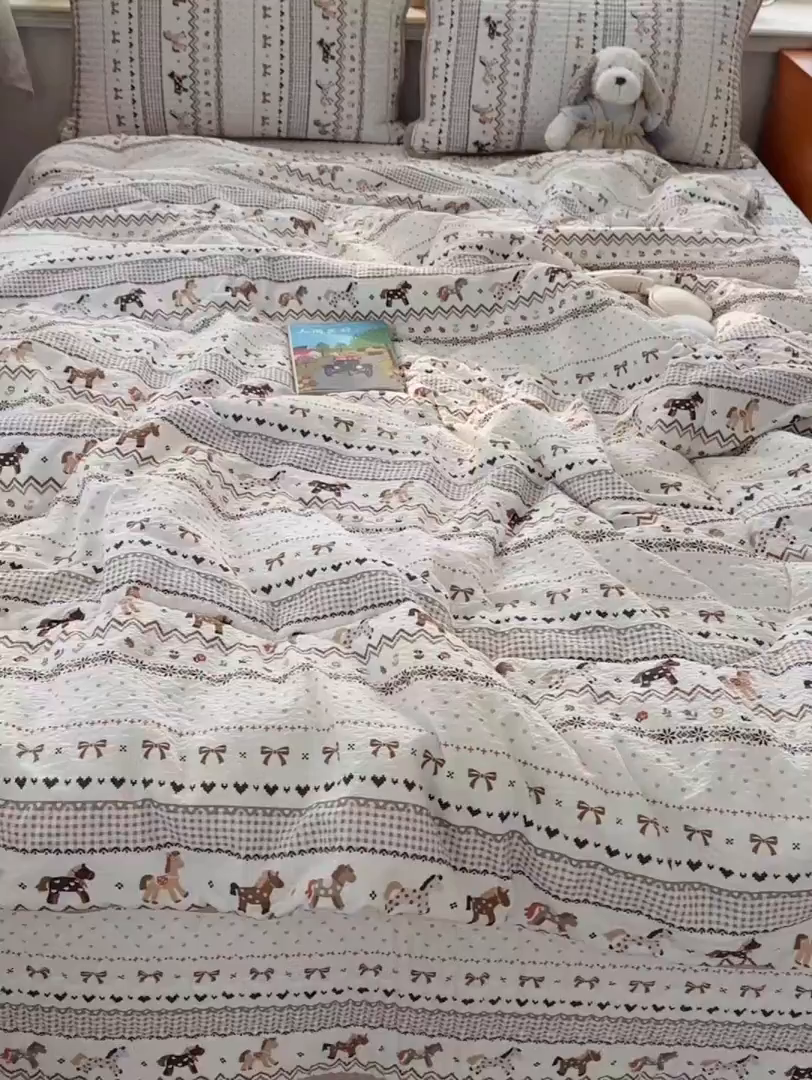 91家纺网 家纺一手货源 找家纺 初念 2026新款高品质A类泡芙纱床盖夏被四件套-青提系列（晚风渐热，温柔续夏） 青提-栗色木马纹