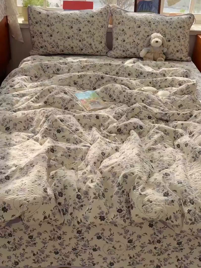 91家纺网 家纺一手货源 找家纺 初念 2026新款高品质A类泡芙纱床盖夏被四件套-青提系列（晚风渐热，温柔续夏） 青提-秘境小紫猫