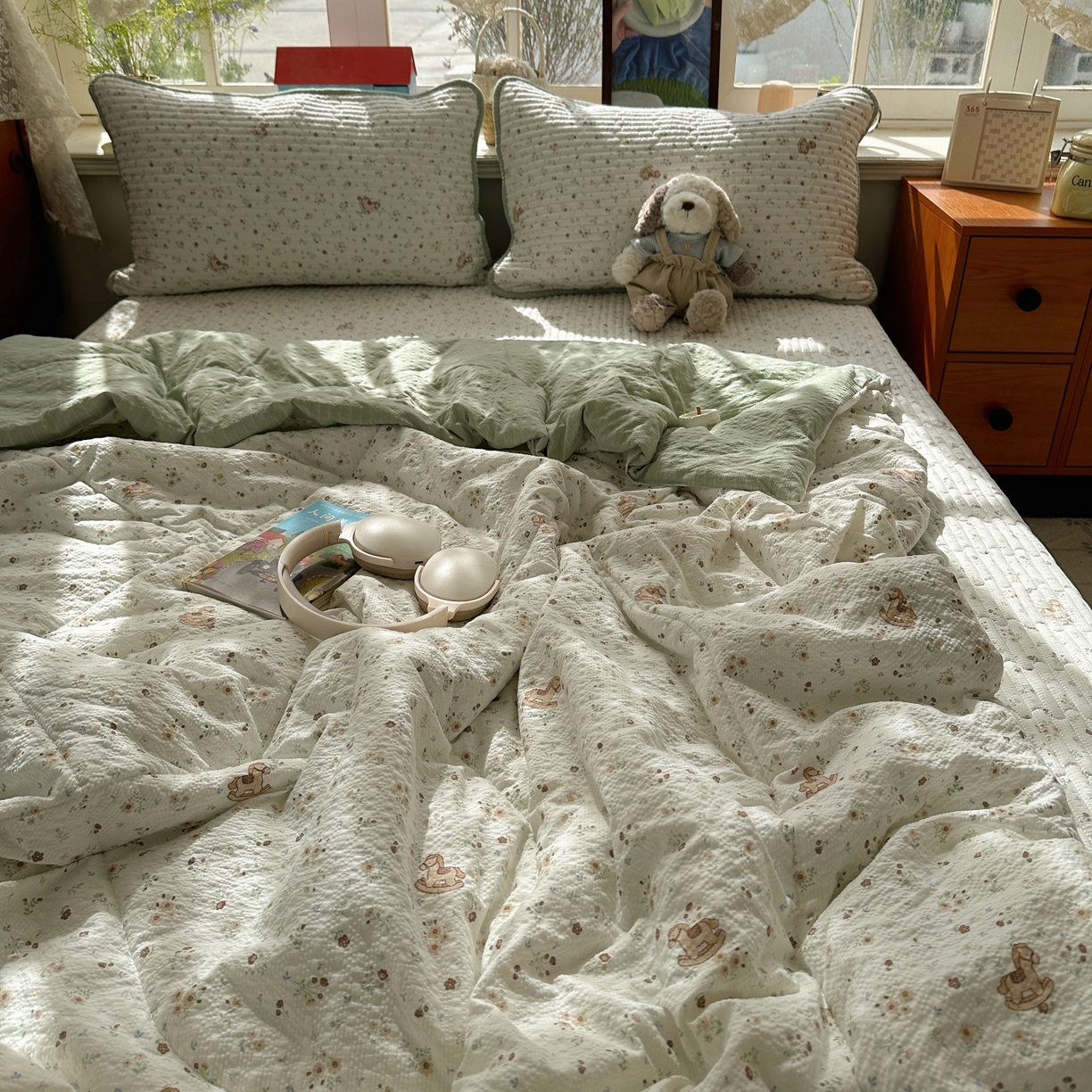 91家纺网 家纺一手货源 找家纺 初念 2026新款高品质A类泡芙纱床盖夏被四件套-青提系列（晚风渐热，温柔续夏） 青提-木马小花团