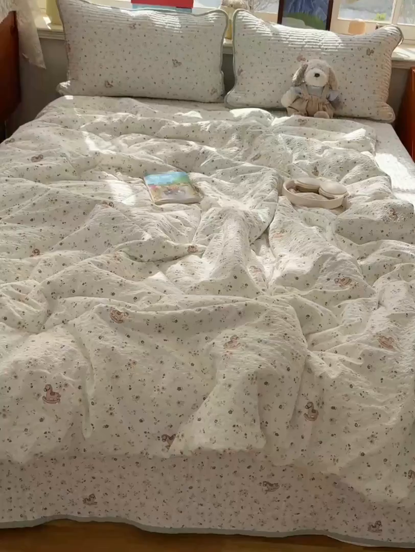 91家纺网 家纺一手货源 找家纺 初念 2026新款高品质A类泡芙纱床盖夏被四件套-青提系列（晚风渐热，温柔续夏） 青提-木马小花团