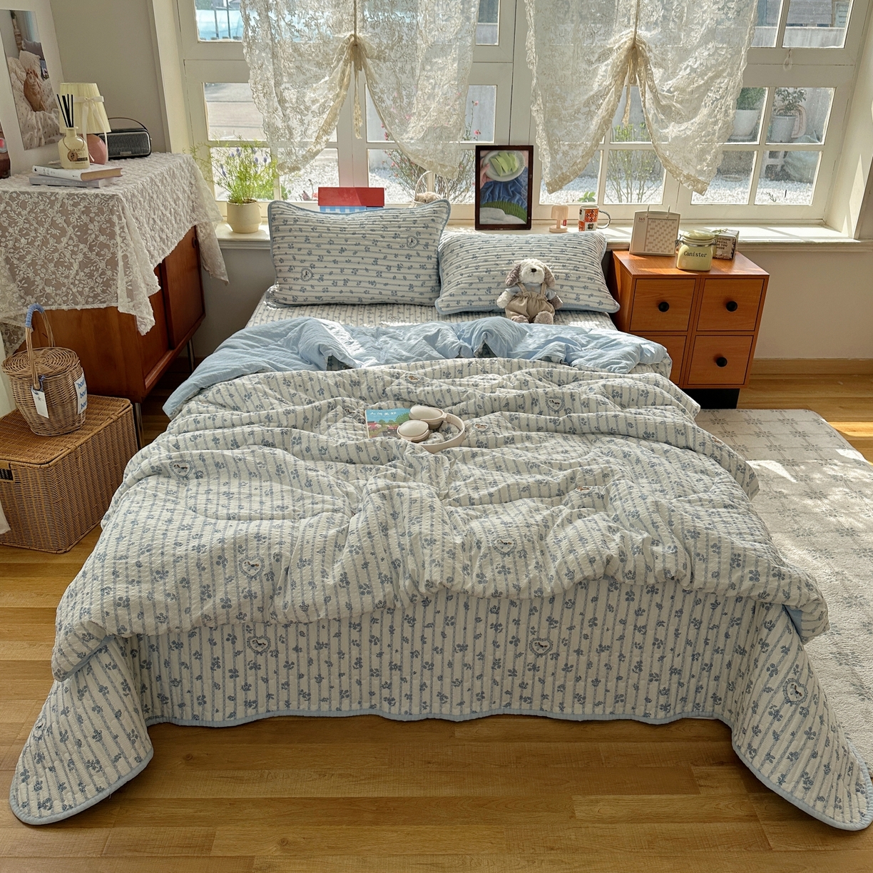 91家纺网 家纺一手货源 找家纺 初念 2026新款高品质A类泡芙纱床盖夏被四件套-青提系列（晚风渐热，温柔续夏） 青提-浅蓝花织