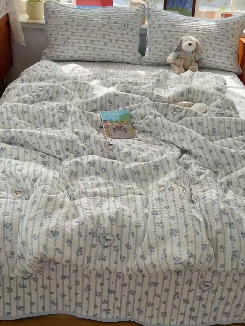 91家纺网 家纺一手货源 找家纺 初念 2026新款高品质A类泡芙纱床盖夏被四件套-青提系列（晚风渐热，温柔续夏） 青提-浅蓝花织