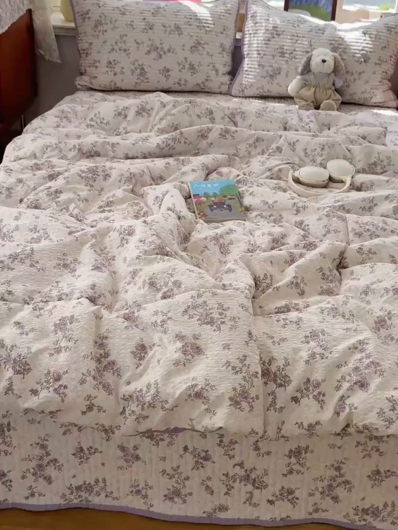 91家纺网 家纺一手货源 找家纺 初念 2026新款高品质A类泡芙纱床盖夏被四件套-青提系列（晚风渐热，温柔续夏） 青提-柔紫碎花屿