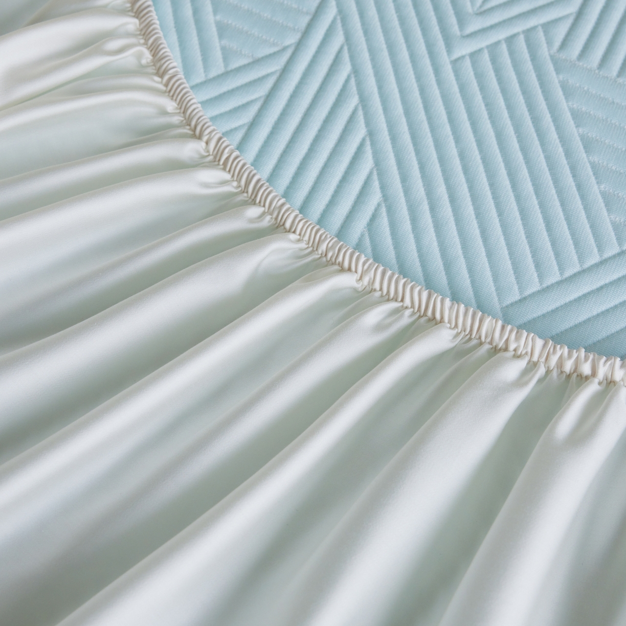 91家纺网 家纺一手货源 找家纺 安莱生活 2026新款A类“冰糕”高分子PE550D床笠款（含银丝款）三件套凉席-第一批 斜屿