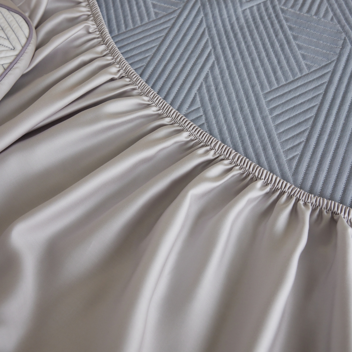 91家纺网 家纺一手货源 找家纺 安莱生活 2026新款A类“冰糕”高分子PE550D床笠款（含银丝款）三件套凉席-第一批 斜屿-灰