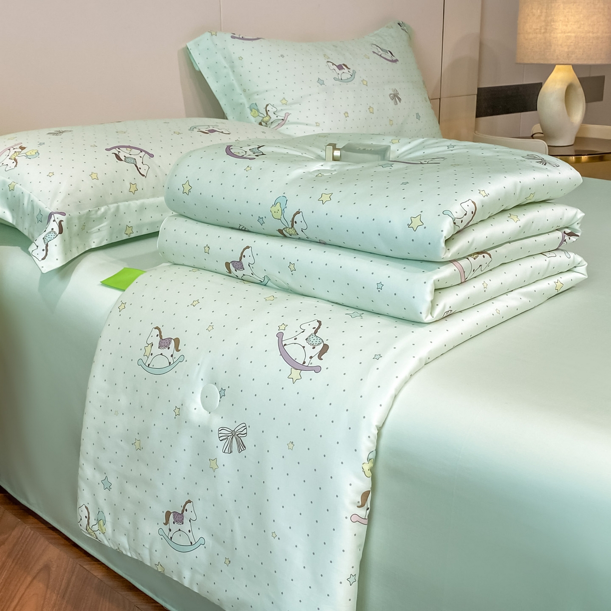 91家纺网 家纺一手货源 找家纺 （总）新方向 2026数码印花A类20%蚕丝天丝棉夏被四件套 65%60s兰精天丝 35%100支长绒棉-欢乐马