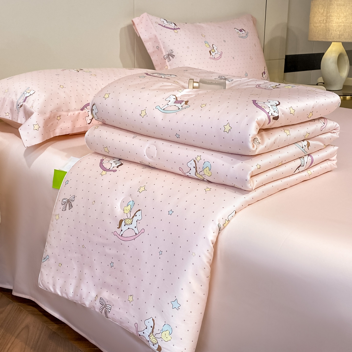 91家纺网 家纺一手货源 找家纺 （总）新方向 2026数码印花A类20%蚕丝天丝棉夏被四件套 65%60s兰精天丝 35%100支长绒棉-欢乐马