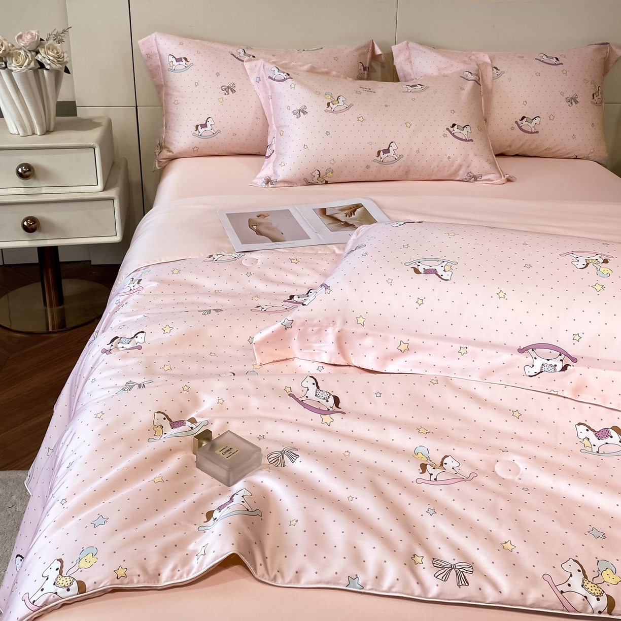 91家纺网 家纺一手货源 找家纺 新方向 2026春夏新款数码印花A类20%蚕丝天丝棉卡通夏被夏凉被空调被四件套-欢乐马 欢乐马-山茶粉