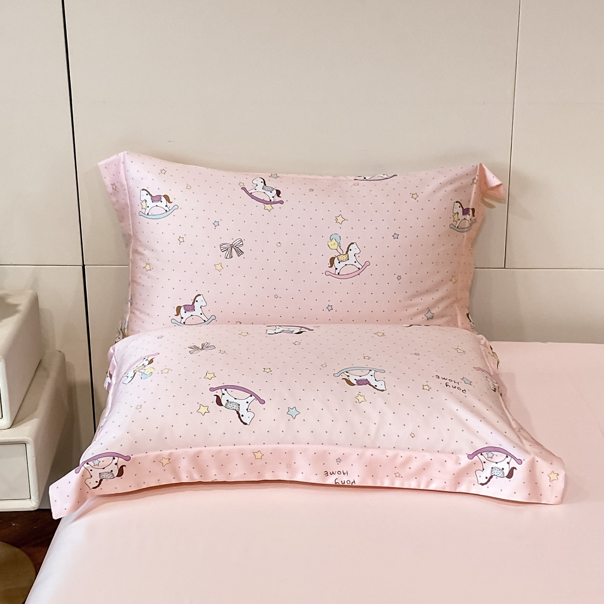 91家纺网 家纺一手货源 找家纺 新方向 2026春夏新款数码印花A类20%蚕丝天丝棉卡通夏被夏凉被空调被四件套-欢乐马 欢乐马-山茶粉