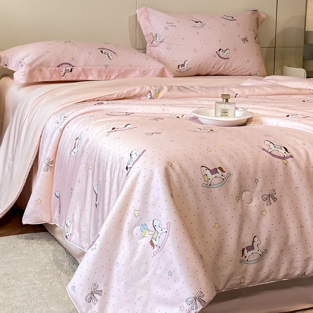 91家纺网 家纺一手货源 找家纺 新方向 2026春夏新款数码印花A类20%蚕丝天丝棉卡通夏被夏凉被空调被四件套-欢乐马 欢乐马-山茶粉