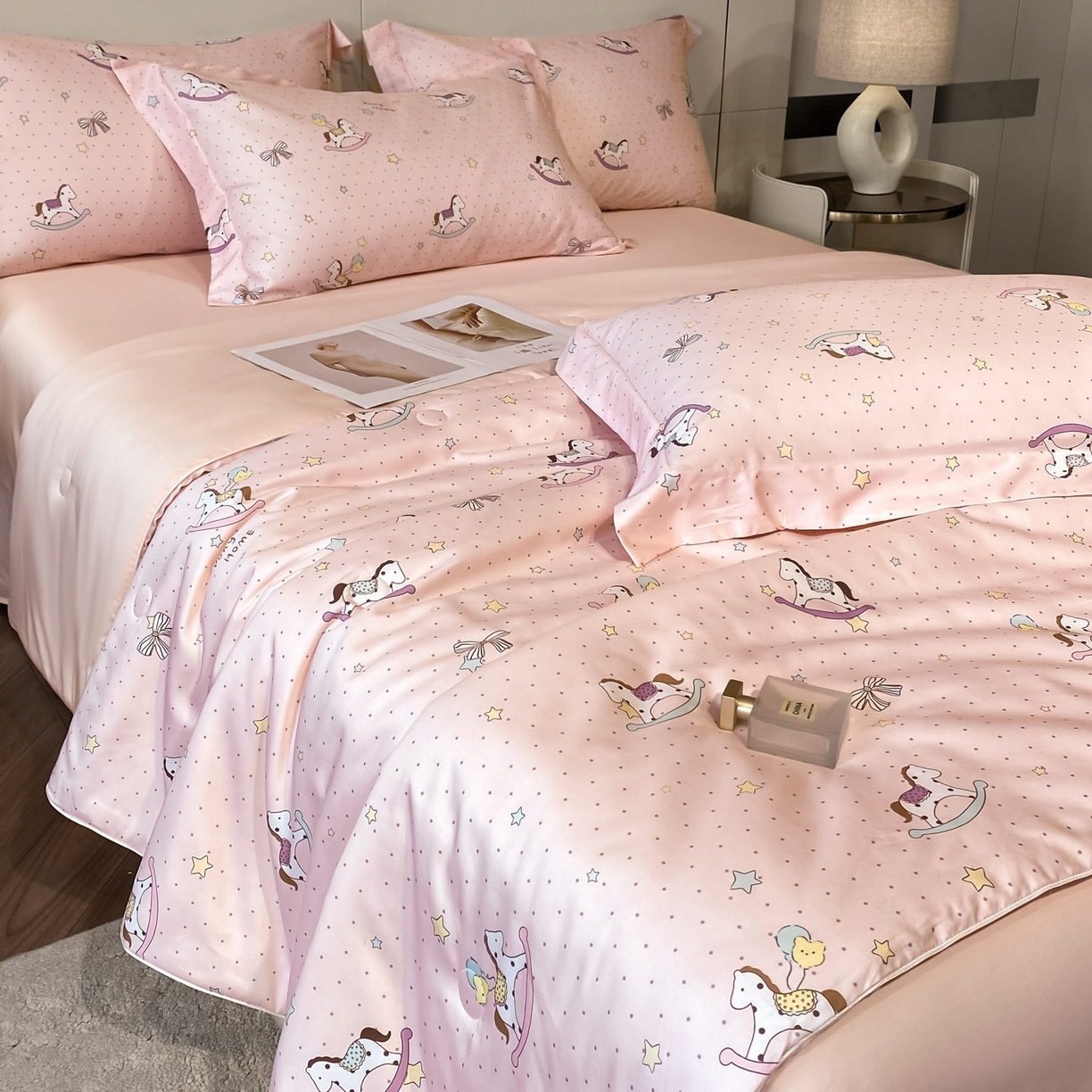 91家纺网 家纺一手货源 找家纺 新方向 2026春夏新款数码印花A类20%蚕丝天丝棉卡通夏被夏凉被空调被四件套-欢乐马 欢乐马-山茶粉