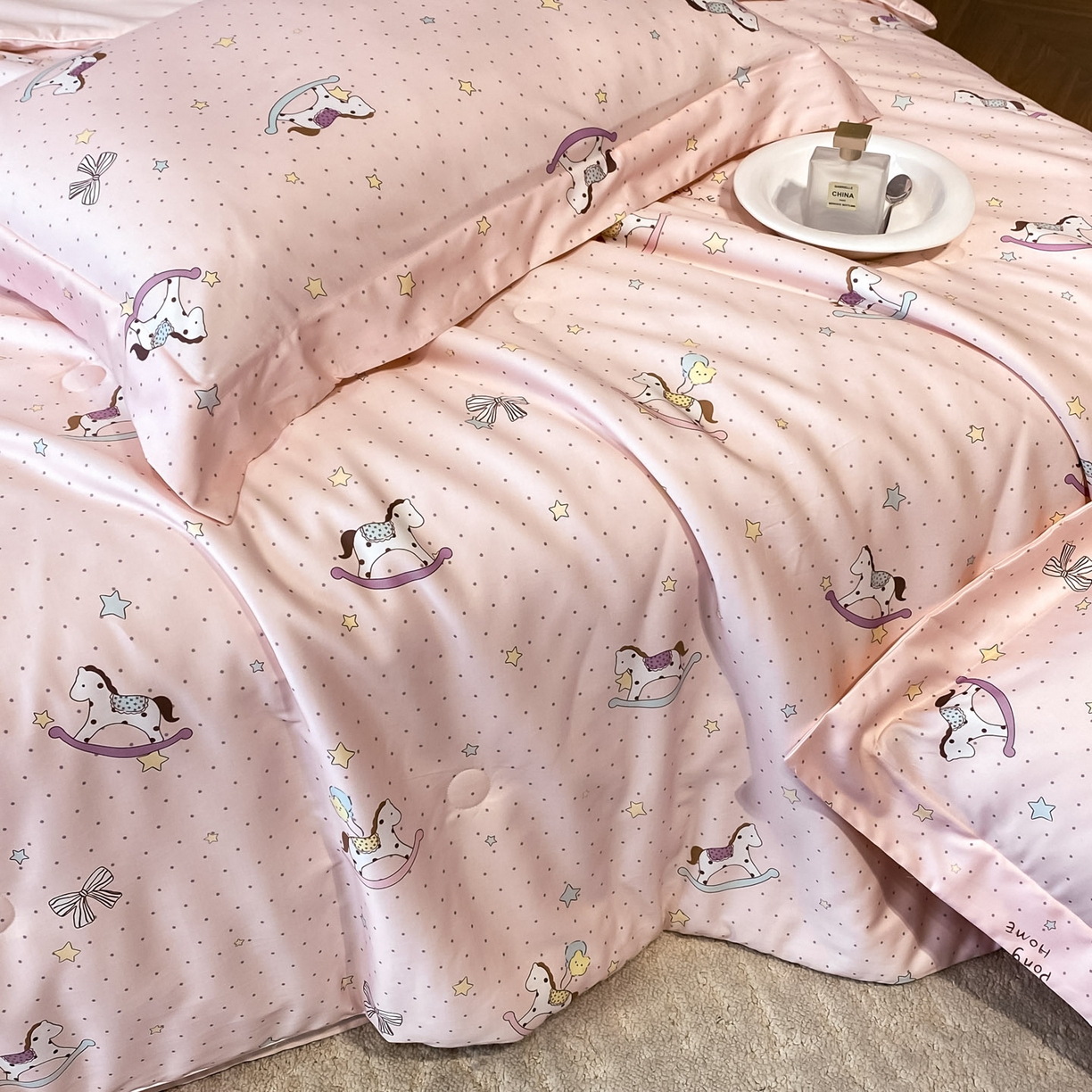 91家纺网 家纺一手货源 找家纺 新方向 2026春夏新款数码印花A类20%蚕丝天丝棉卡通夏被夏凉被空调被四件套-欢乐马 欢乐马-山茶粉