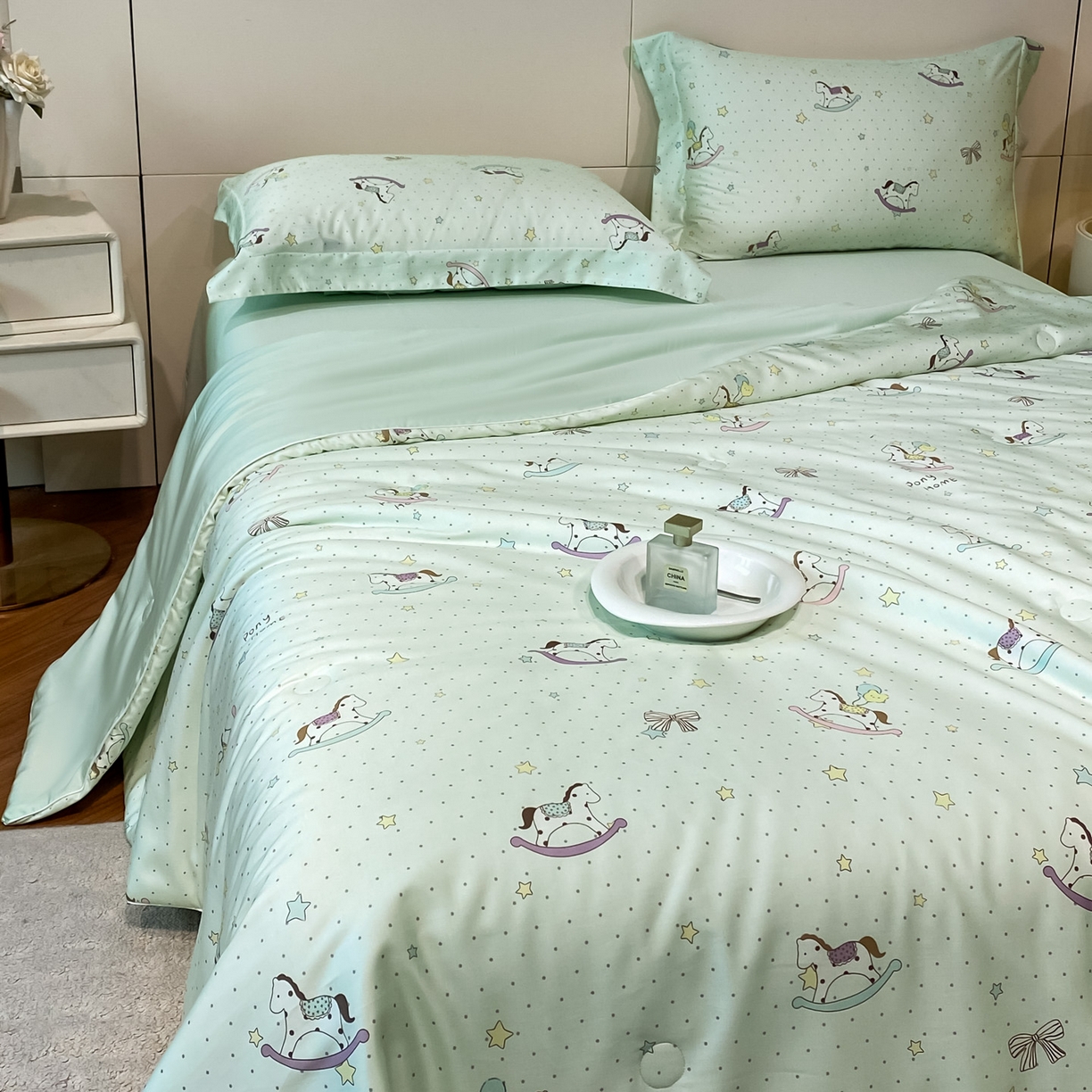91家纺网 家纺一手货源 找家纺 新方向 2026春夏新款数码印花A类20%蚕丝天丝棉卡通夏被夏凉被空调被四件套-欢乐马 欢乐马-草绿