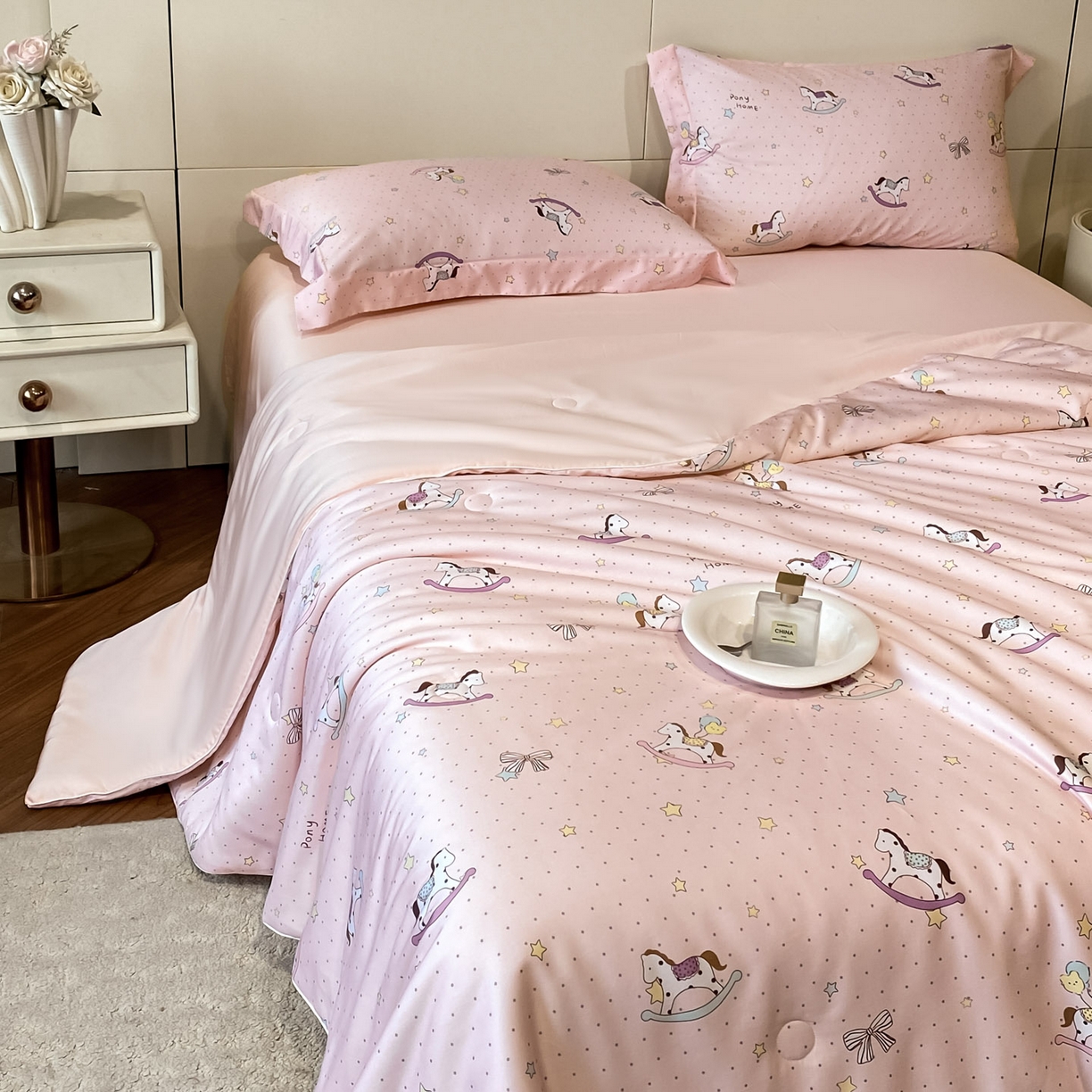 91家纺网 家纺一手货源 找家纺 新方向 2026春夏新款数码印花A类20%蚕丝天丝棉卡通夏被夏凉被空调被四件套-欢乐马 欢乐马-山茶粉