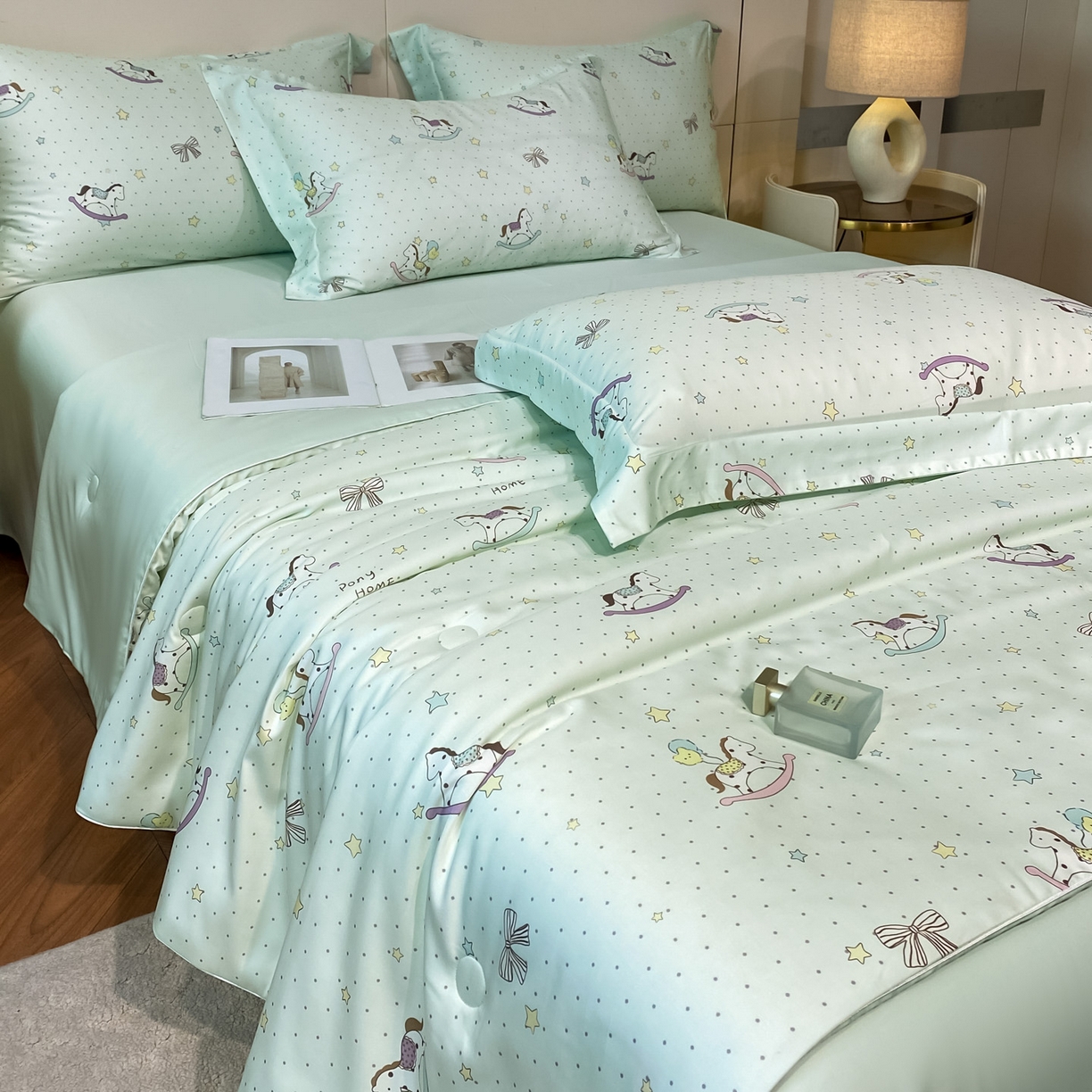 91家纺网 家纺一手货源 找家纺 新方向 2026春夏新款数码印花A类20%蚕丝天丝棉卡通夏被夏凉被空调被四件套-欢乐马 欢乐马-草绿