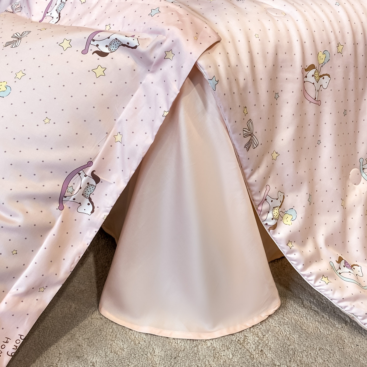 91家纺网 家纺一手货源 找家纺 新方向 2026春夏新款数码印花A类20%蚕丝天丝棉卡通夏被夏凉被空调被四件套-欢乐马 欢乐马-山茶粉