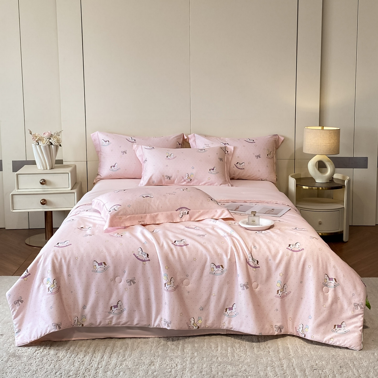 91家纺网 家纺一手货源 找家纺 新方向 2026春夏新款数码印花A类20%蚕丝天丝棉卡通夏被夏凉被空调被四件套-欢乐马 欢乐马-山茶粉