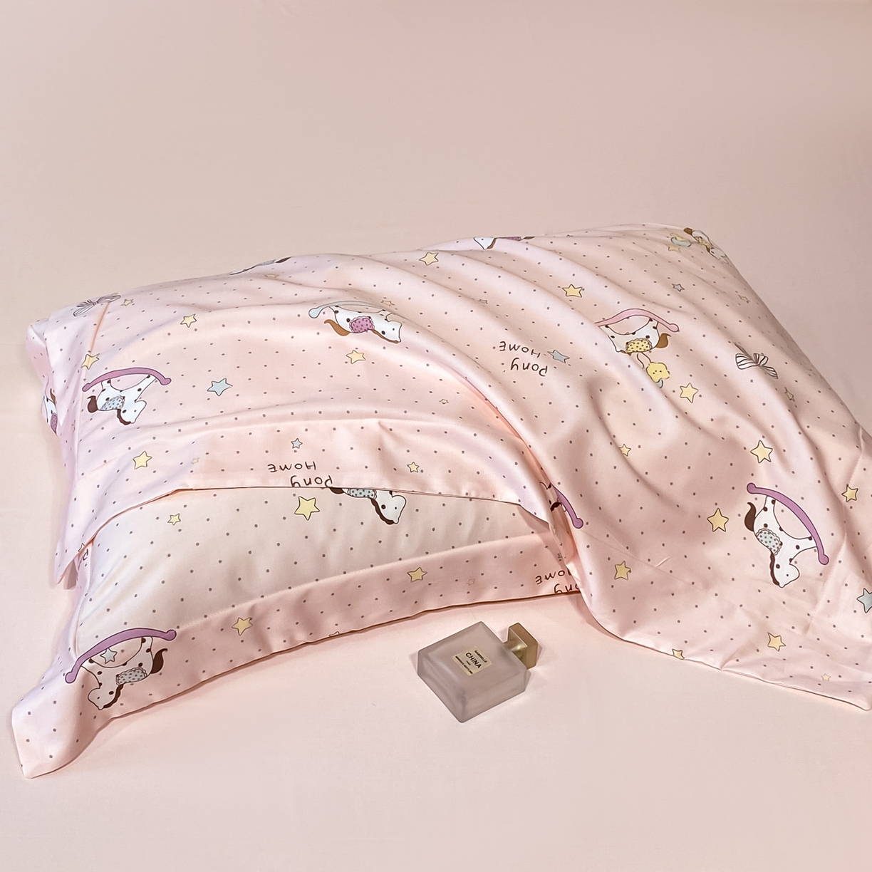 91家纺网 家纺一手货源 找家纺 新方向 2026春夏新款数码印花A类20%蚕丝天丝棉卡通夏被夏凉被空调被四件套-欢乐马 欢乐马-山茶粉