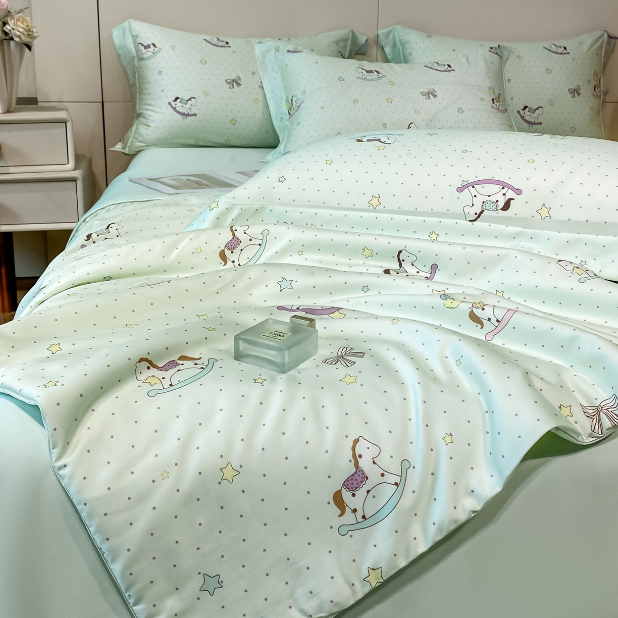 91家纺网 家纺一手货源 找家纺 新方向 2026春夏新款数码印花A类20%蚕丝天丝棉卡通夏被夏凉被空调被四件套-欢乐马 欢乐马-草绿