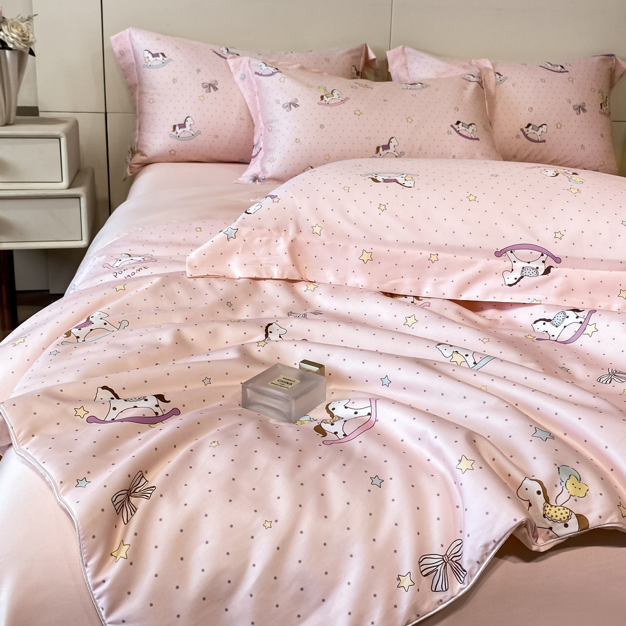 91家纺网 家纺一手货源 找家纺 新方向 2026春夏新款数码印花A类20%蚕丝天丝棉卡通夏被夏凉被空调被四件套-欢乐马 欢乐马-山茶粉