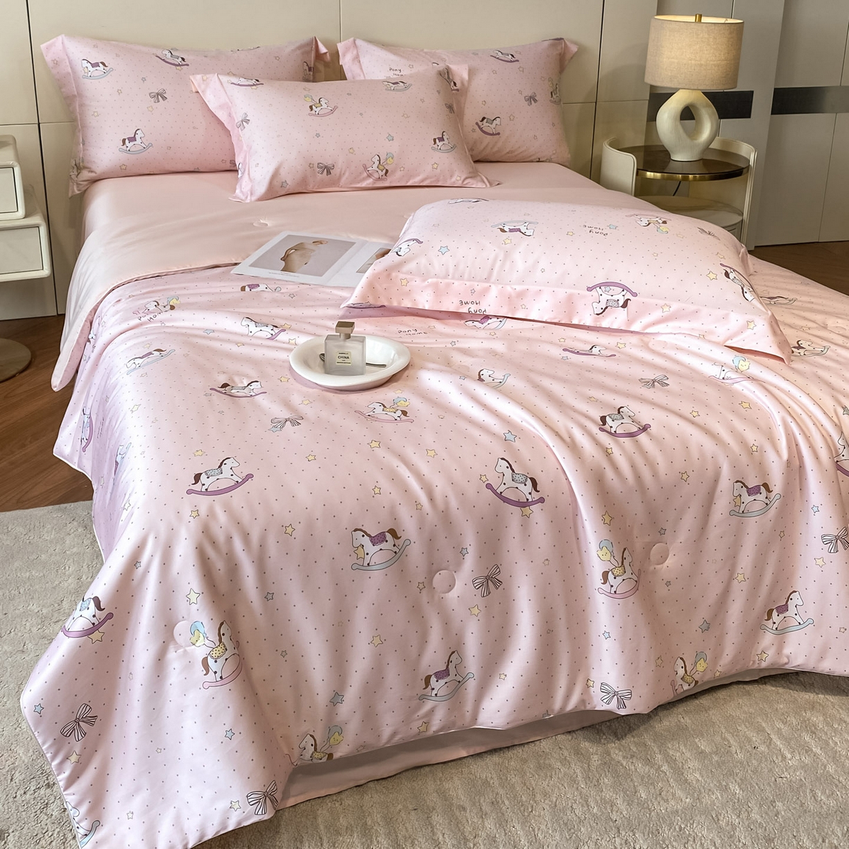 91家纺网 家纺一手货源 找家纺 新方向 2026春夏新款数码印花A类20%蚕丝天丝棉卡通夏被夏凉被空调被四件套-欢乐马 欢乐马-山茶粉