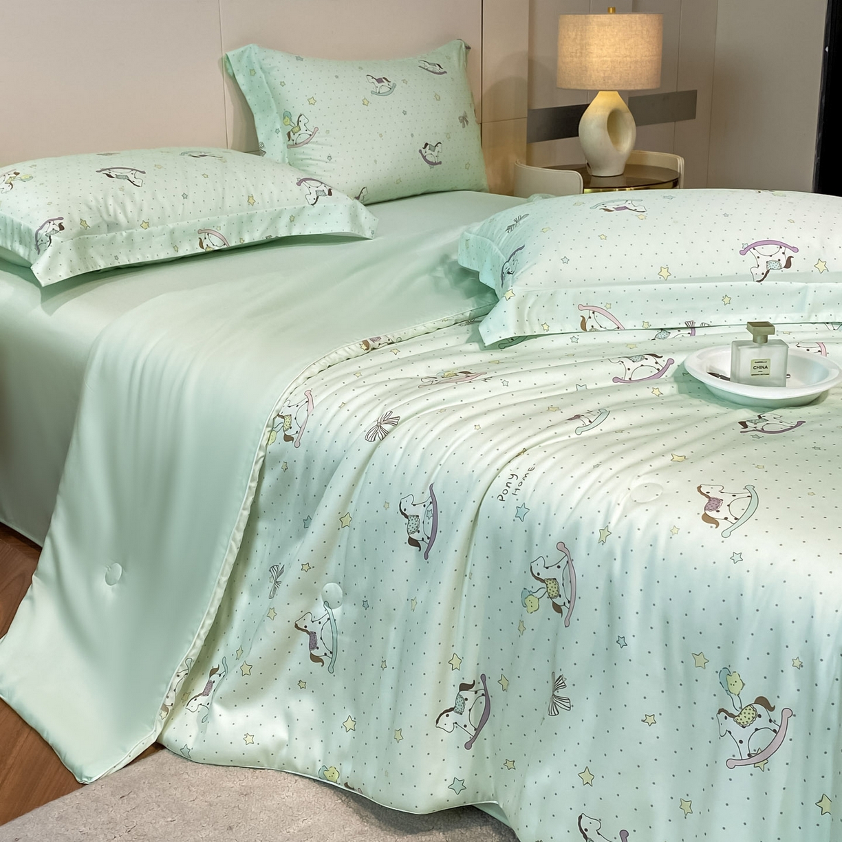 91家纺网 家纺一手货源 找家纺 新方向 2026春夏新款数码印花A类20%蚕丝天丝棉卡通夏被夏凉被空调被四件套-欢乐马 欢乐马-草绿