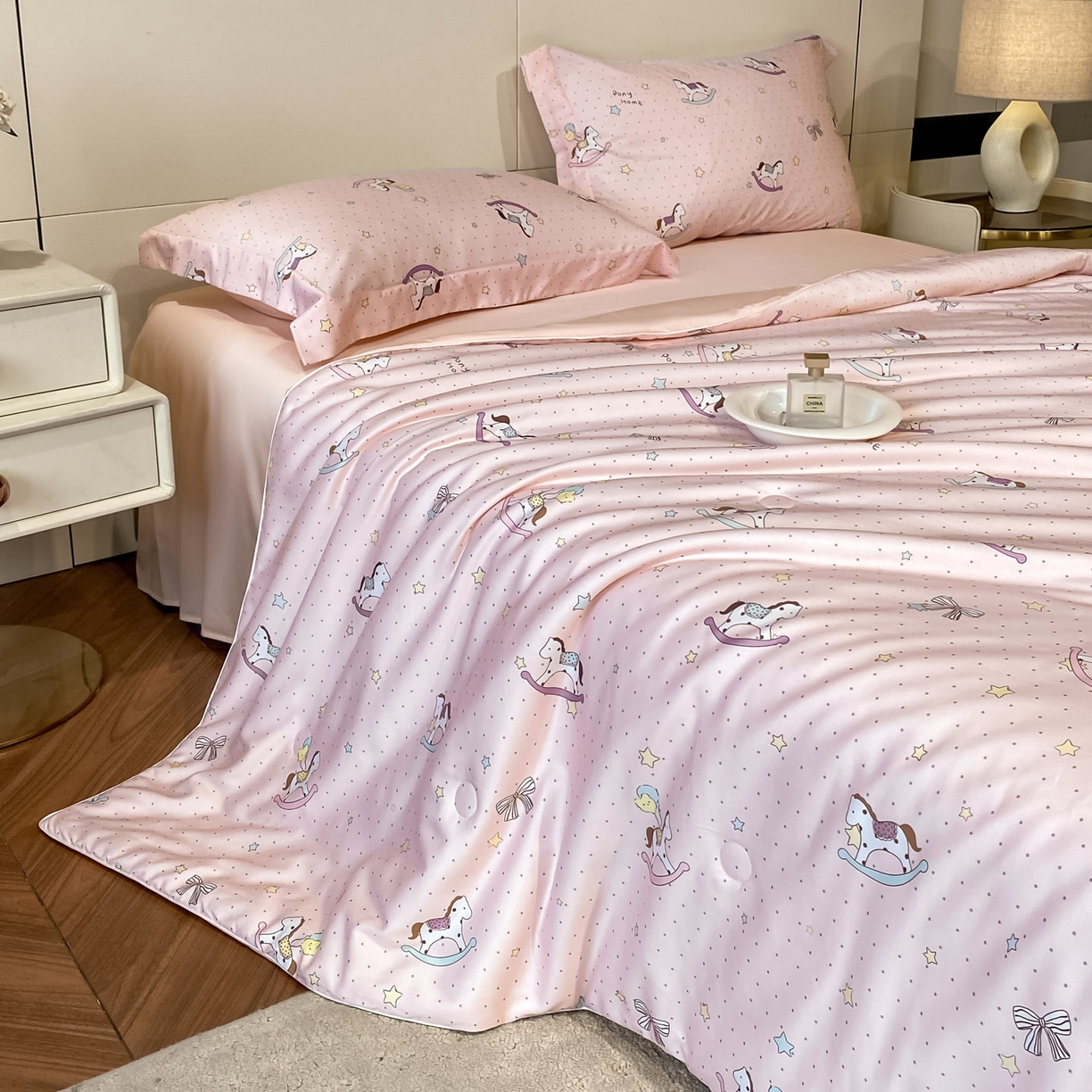 91家纺网 家纺一手货源 找家纺 新方向 2026春夏新款数码印花A类20%蚕丝天丝棉卡通夏被夏凉被空调被四件套-欢乐马 欢乐马-山茶粉