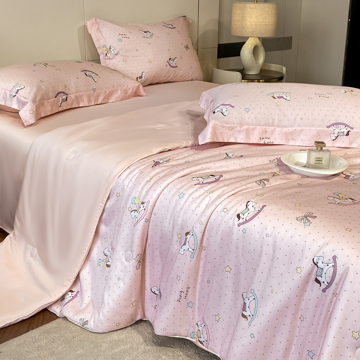 91家纺网 家纺一手货源 找家纺 新方向 2026春夏新款数码印花A类20%蚕丝天丝棉卡通夏被夏凉被空调被四件套-欢乐马 欢乐马-山茶粉