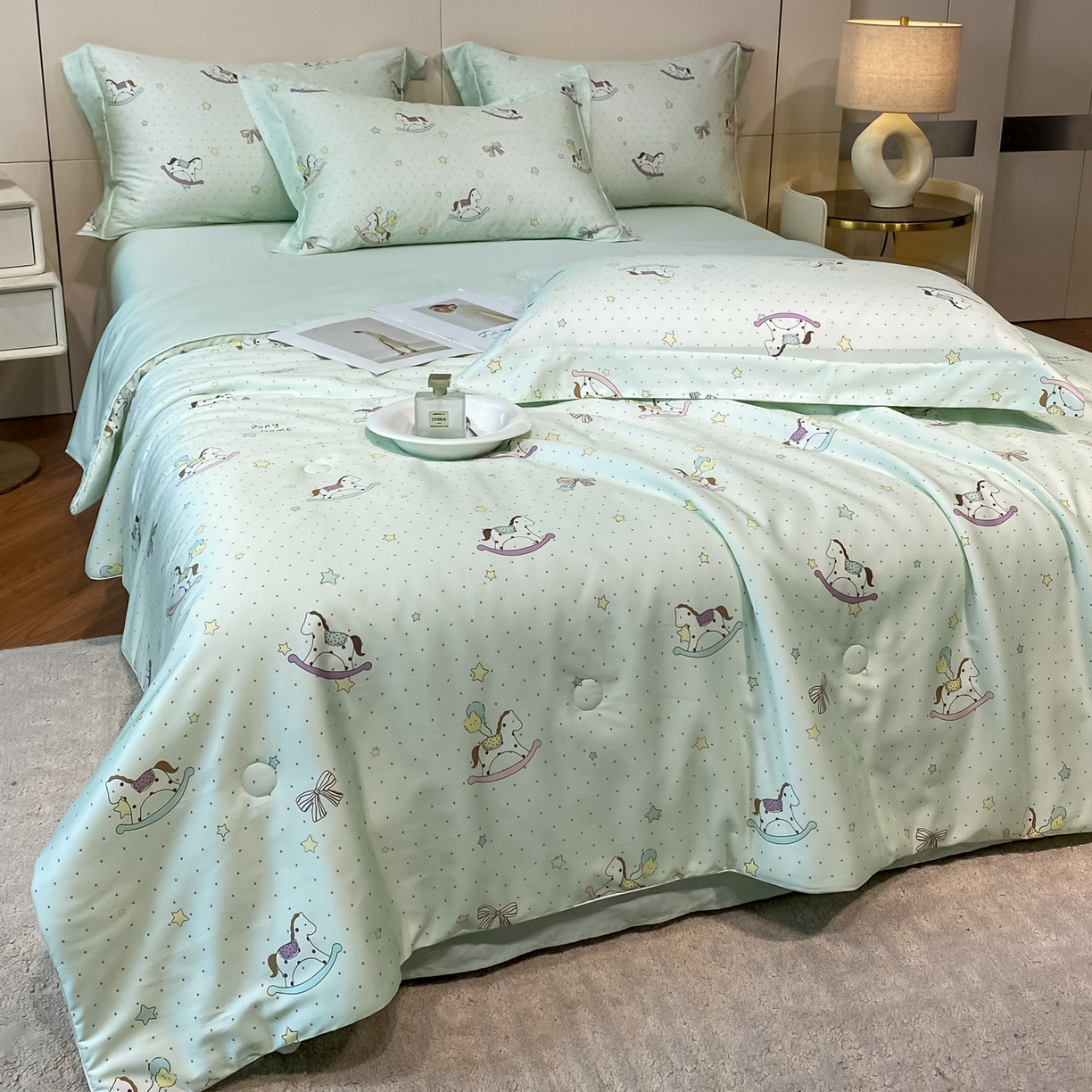 91家纺网 家纺一手货源 找家纺 新方向 2026春夏新款数码印花A类20%蚕丝天丝棉卡通夏被夏凉被空调被四件套-欢乐马 欢乐马-草绿