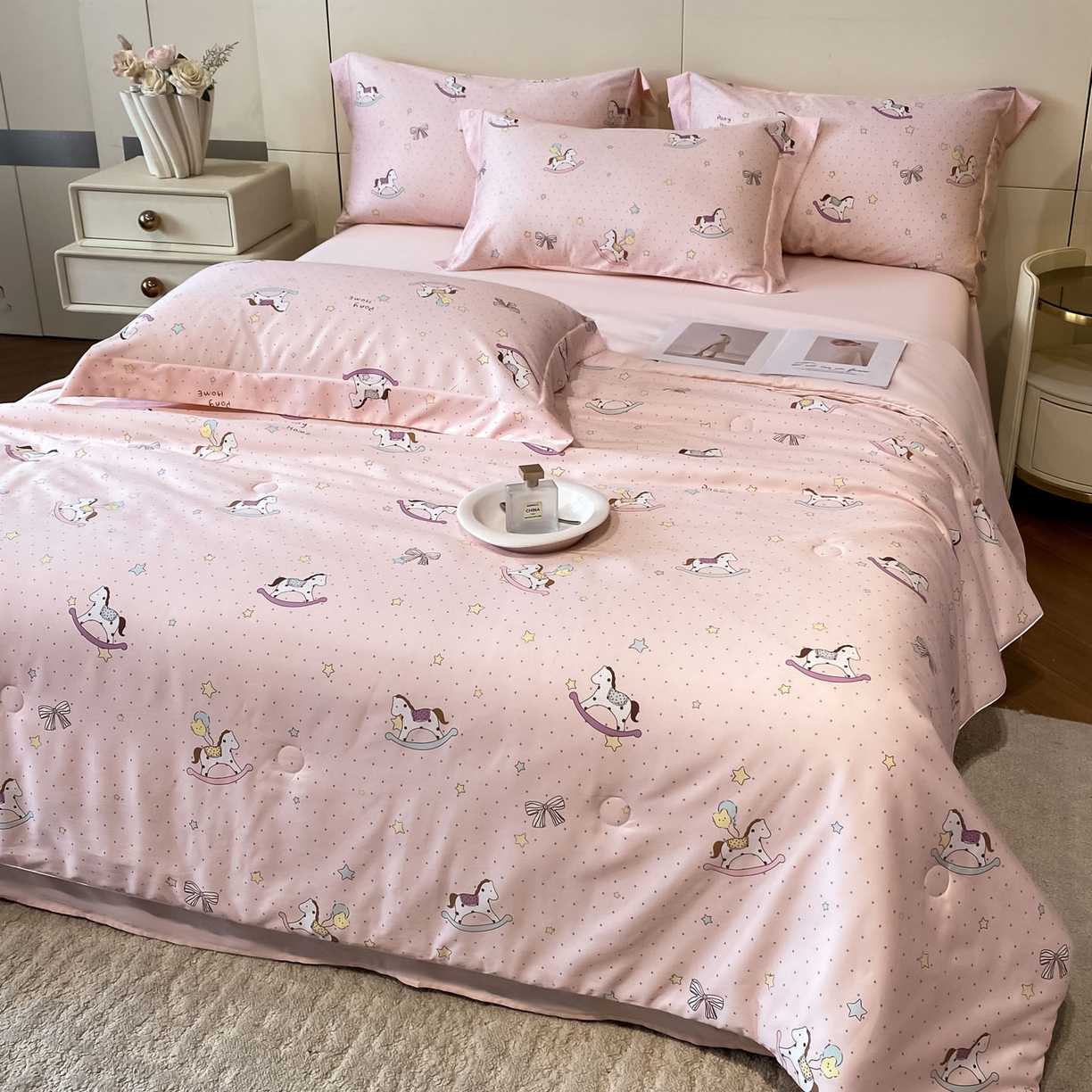 91家纺网 家纺一手货源 找家纺 新方向 2026春夏新款数码印花A类20%蚕丝天丝棉卡通夏被夏凉被空调被四件套-欢乐马 欢乐马-山茶粉