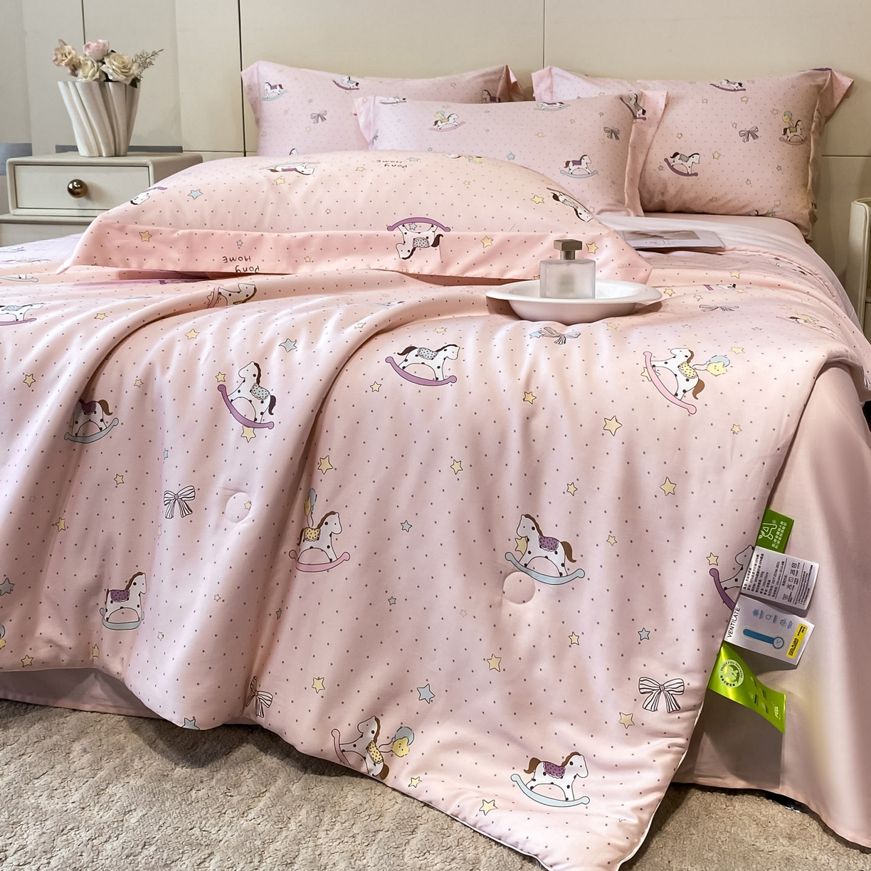 91家纺网 家纺一手货源 找家纺 新方向 2026春夏新款数码印花A类20%蚕丝天丝棉卡通夏被夏凉被空调被四件套-欢乐马 欢乐马-山茶粉