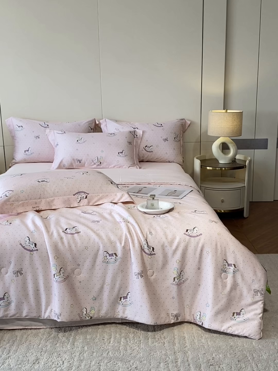 91家纺网 家纺一手货源 找家纺 新方向 2026春夏新款数码印花A类20%蚕丝天丝棉卡通夏被夏凉被空调被四件套-欢乐马 欢乐马-山茶粉
