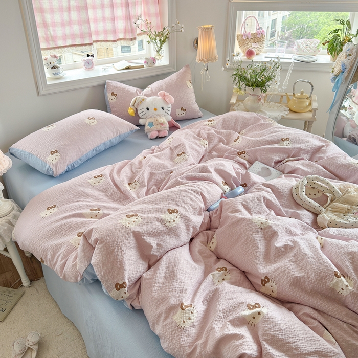 91家纺网 家纺一手货源 找家纺 港岛妹妹 2026新款舒适亲肤泡芙纱印花四件套 喵朵-粉