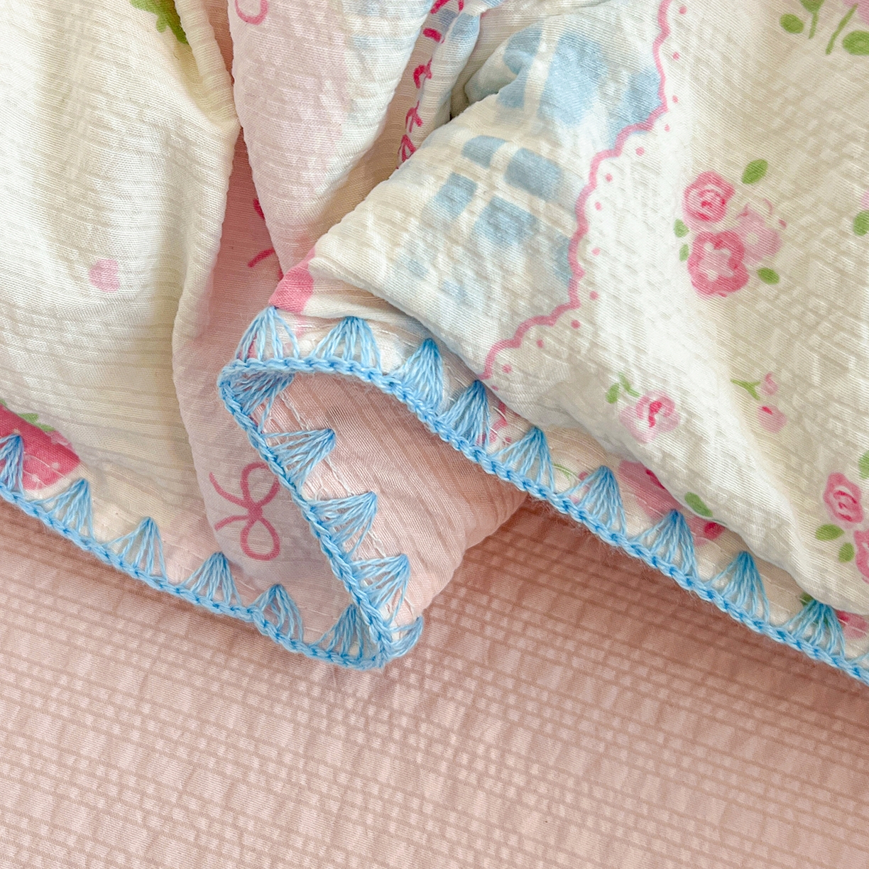 91家纺网 家纺一手货源 找家纺 恒尚居 2026新款泡芙纱四件套贝壳绣边床盖套件单被套床单床笠 【草莓KT】贝壳边