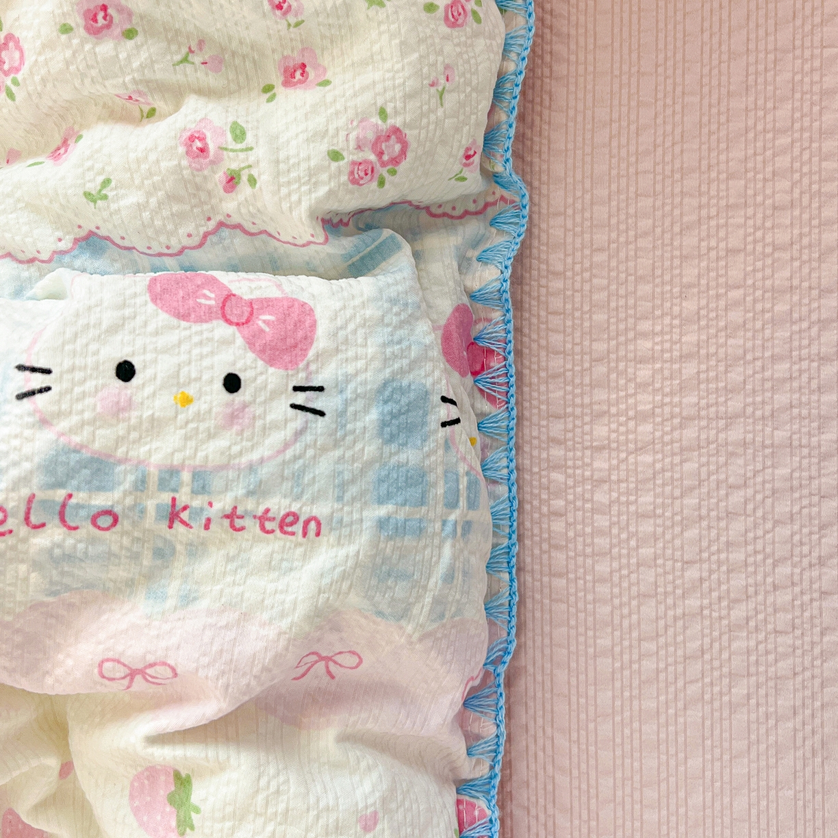 91家纺网 家纺一手货源 找家纺 恒尚居 2026新款泡芙纱四件套贝壳绣边床盖套件单被套床单床笠 【草莓KT】贝壳边