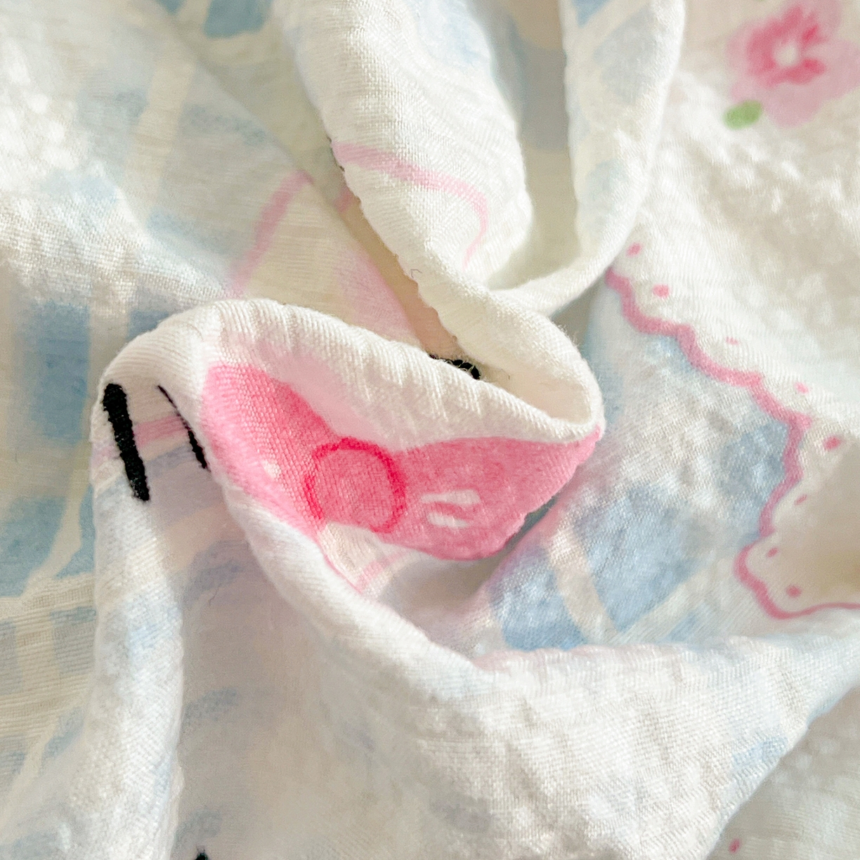 91家纺网 家纺一手货源 找家纺 恒尚居 2026新款泡芙纱四件套贝壳绣边床盖套件单被套床单床笠 【草莓KT】贝壳边