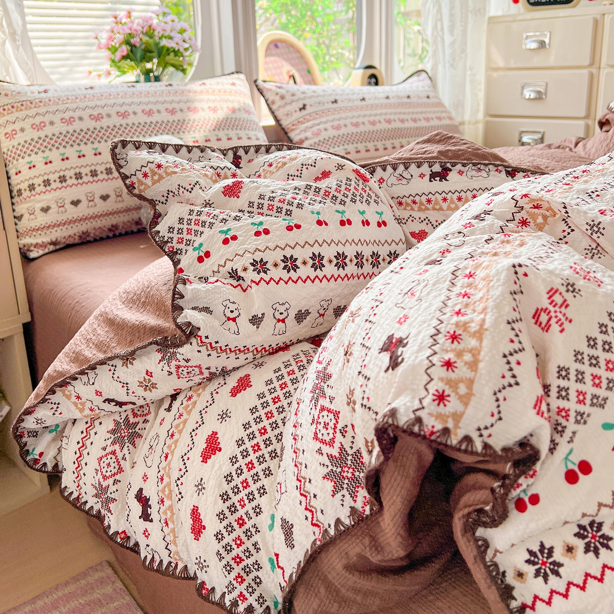 91家纺网 家纺一手货源 找家纺 恒尚居 2026新款泡芙纱四件套贝壳绣边床盖套件单被套床单床笠 【费尔岛小狗】贝壳边