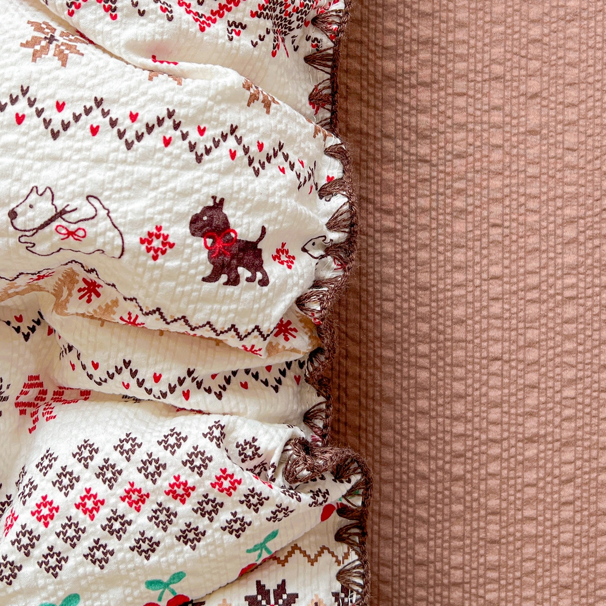 91家纺网 家纺一手货源 找家纺 恒尚居 2026新款泡芙纱四件套贝壳绣边床盖套件单被套床单床笠 【费尔岛小狗】贝壳边