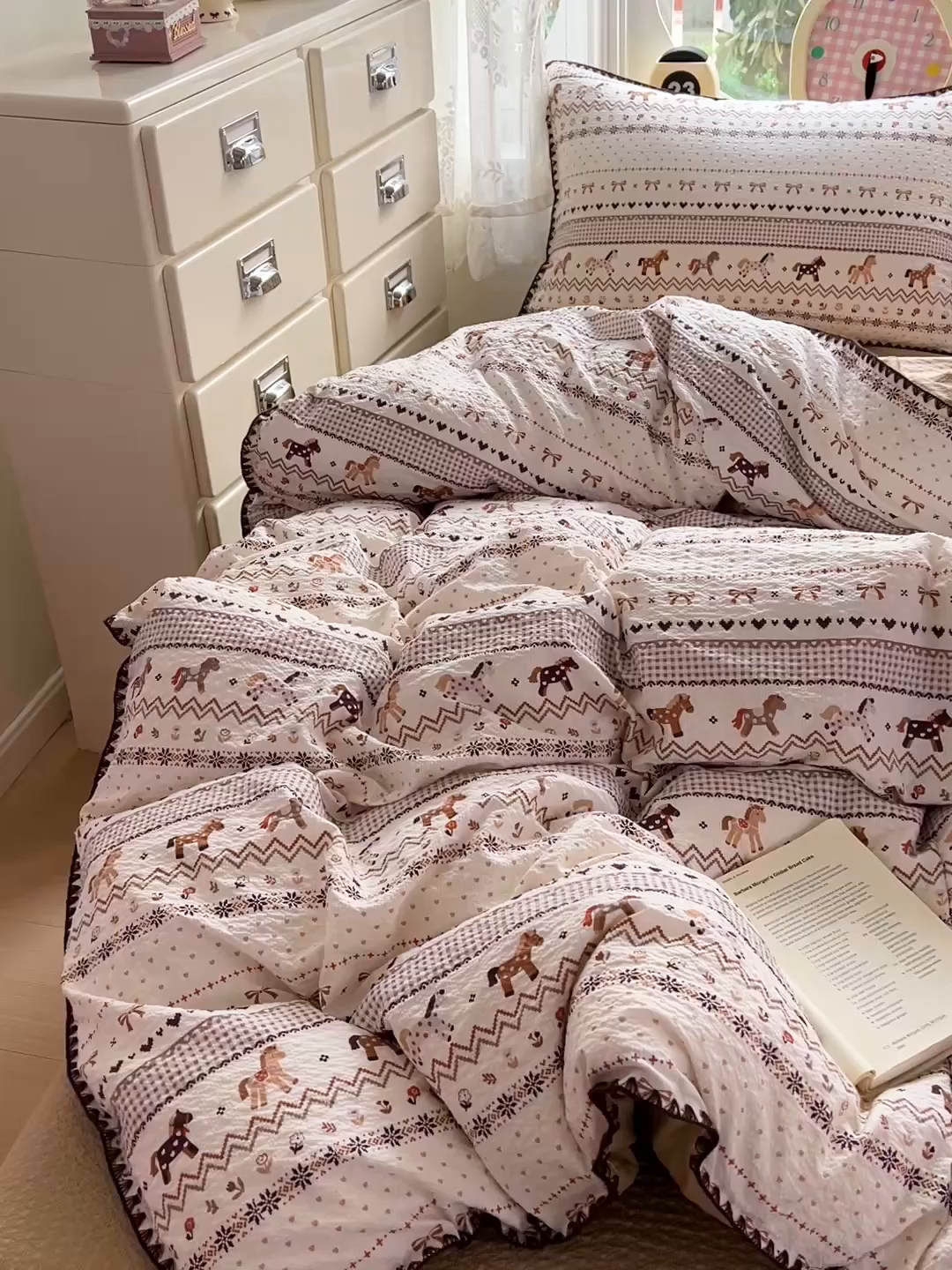 91家纺网 家纺一手货源 找家纺 恒尚居 2026新款泡芙纱四件套贝壳绣边床盖套件单被套床单床笠 【费尔岛小狗】贝壳边