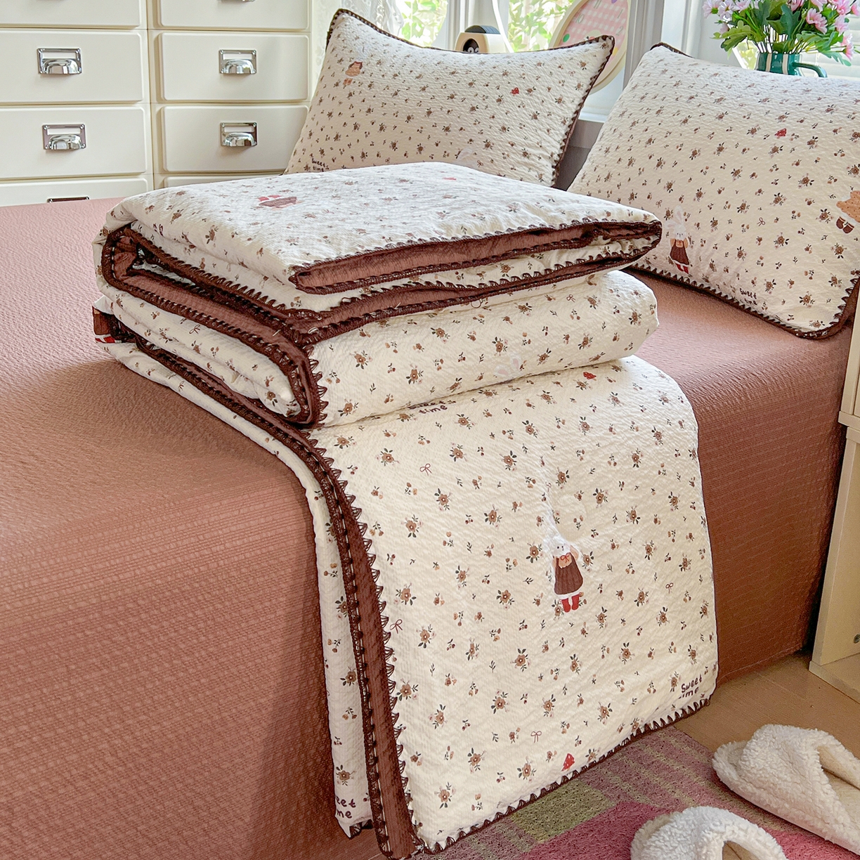 91家纺网 家纺一手货源 找家纺 恒尚居 2026新款泡芙纱四件套贝壳绣边床盖套件单被套床单床笠 【花雨小兔】贝壳边