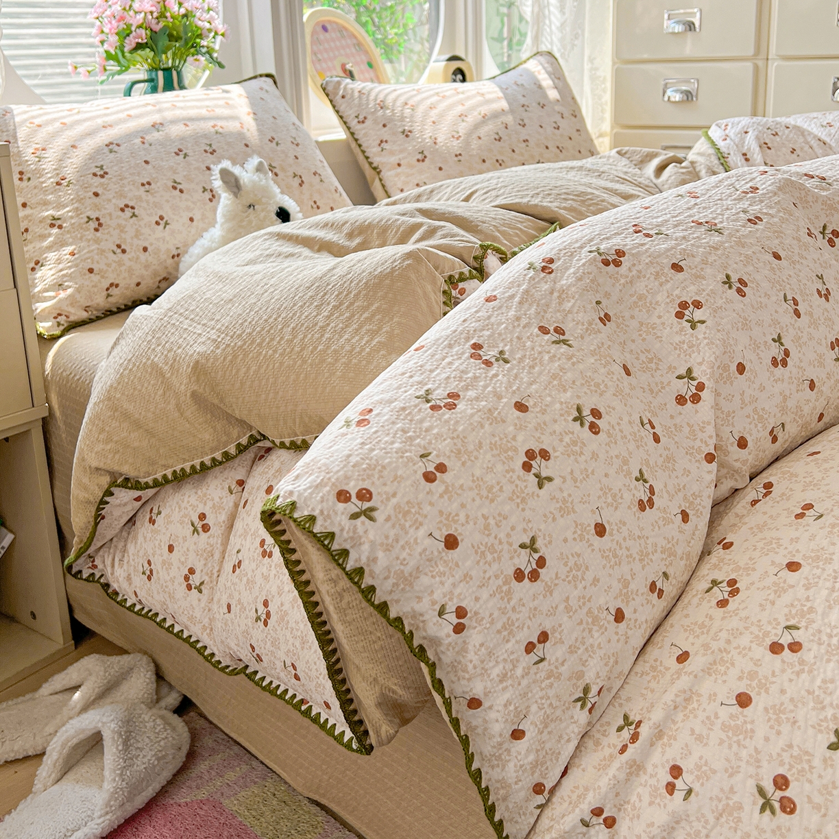 91家纺网 家纺一手货源 找家纺 恒尚居 2026新款泡芙纱四件套贝壳绣边床盖套件单被套床单床笠 【满地樱桃】贝壳边