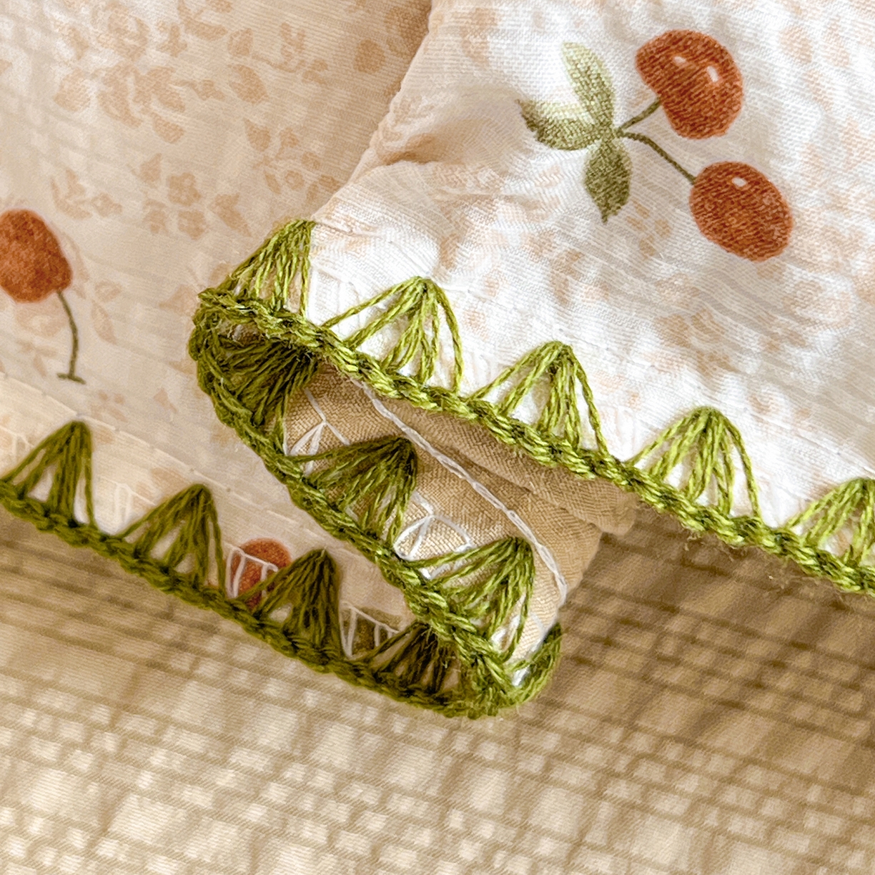 91家纺网 家纺一手货源 找家纺 恒尚居 2026新款泡芙纱四件套贝壳绣边床盖套件单被套床单床笠 【满地樱桃】贝壳边